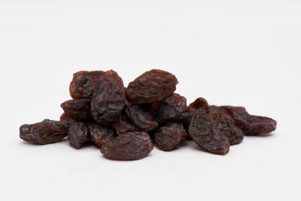 Market offering cheap black raisins