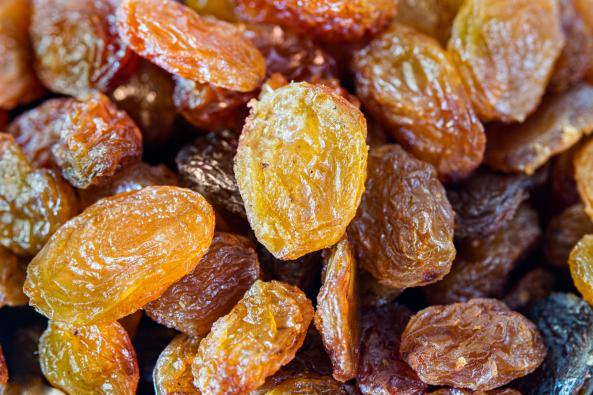 What are the benefits of golden yellow raisins?